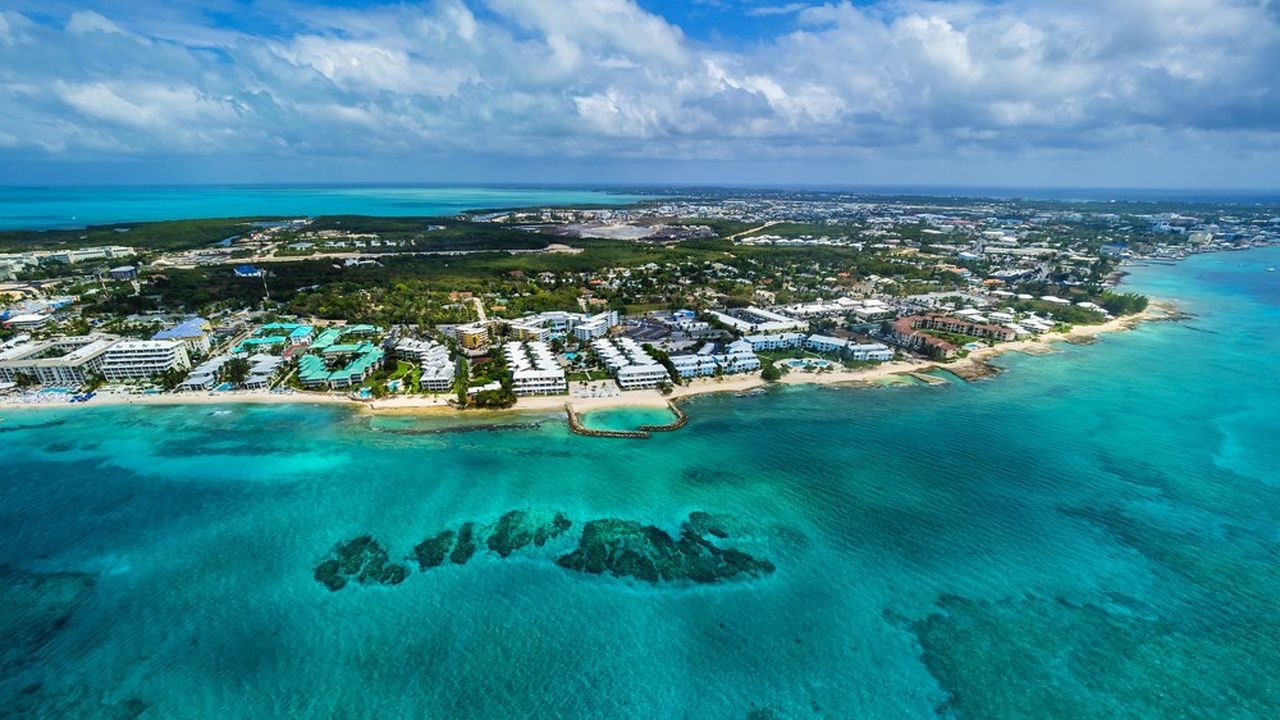 Karibik, Cayman Islands, Grand Cayman, George Town, Flug über George Town und den Seven Miles Beach, Luxus Hotels und Appartements,